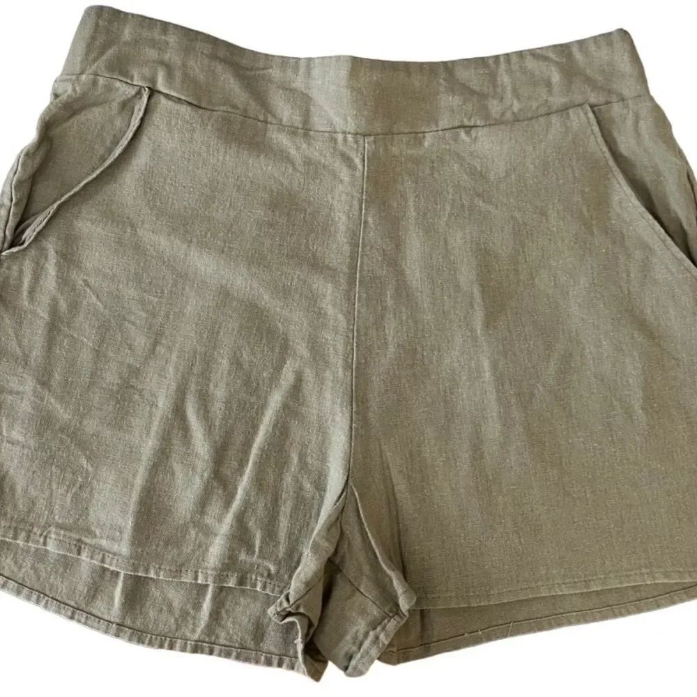 Charlotte Russe olive green pull on style linen /rayon blend shorts size M.